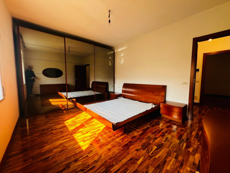 Oggi Metro Immobiliare propone in vendita un affascinante appartamento quadrilocale situato nel c...