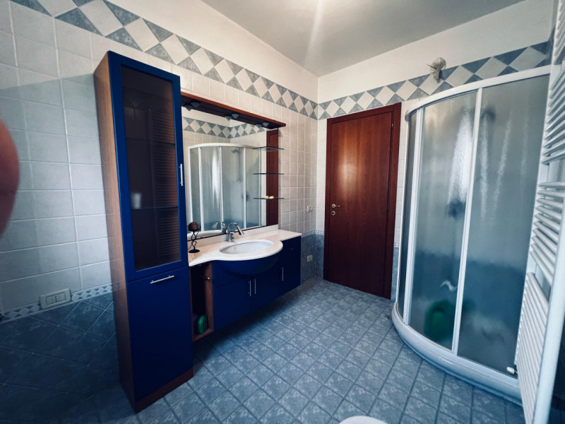 Oggi Metro Immobiliare propone in vendita un affascinante appartamento quadrilocale situato nel c...