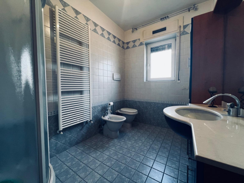 Oggi Metro Immobiliare propone in vendita un affascinante appartamento quadrilocale situato nel c...