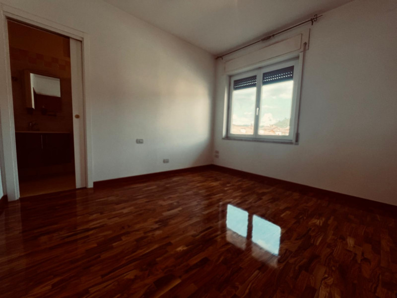 Oggi Metro Immobiliare propone in vendita un affascinante appartamento quadrilocale situato nel c...