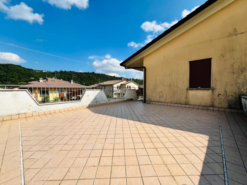 Oggi Metro Immobiliare propone in vendita un affascinante appartamento quadrilocale situato nel c...