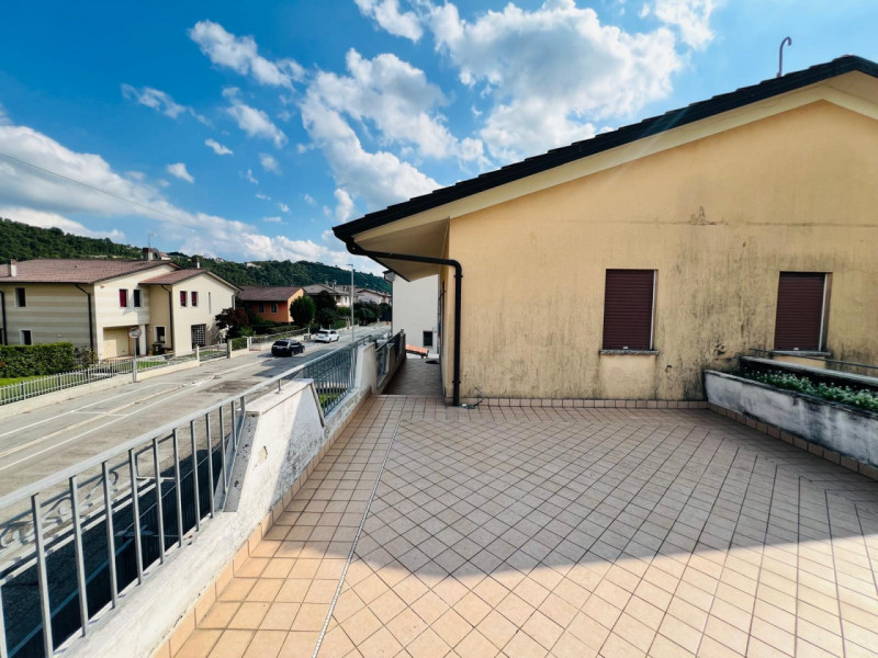 Oggi Metro Immobiliare propone in vendita un affascinante appartamento quadrilocale situato nel c...