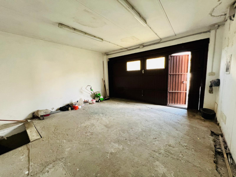 Oggi Metro Immobiliare propone in vendita un affascinante appartamento quadrilocale situato nel c...