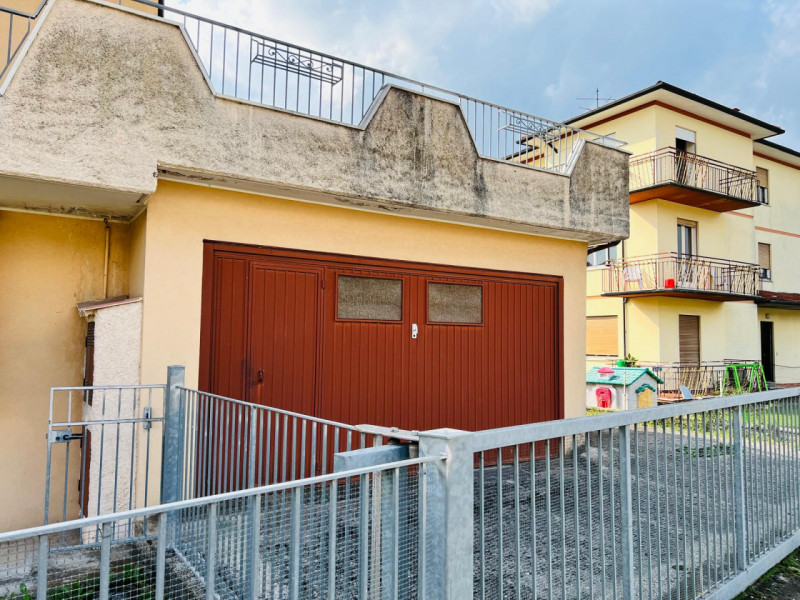 Oggi Metro Immobiliare propone in vendita un affascinante appartamento quadrilocale situato nel c...