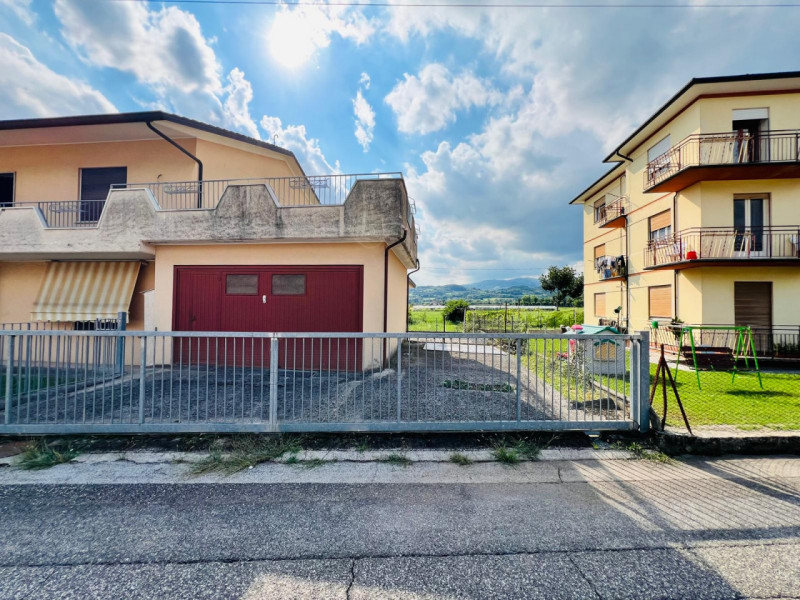 Oggi Metro Immobiliare propone in vendita un affascinante appartamento quadrilocale situato nel c...