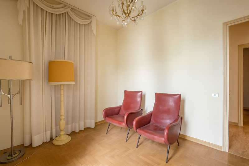 In un contesto tranquillo e riservato, circondata dal verde e da un’ampia area scoperta, VILLA D’...