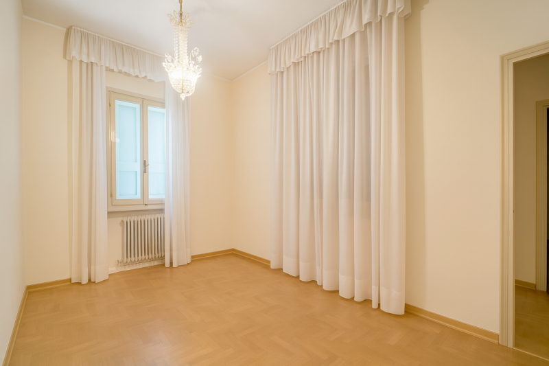 In un contesto tranquillo e riservato, circondata dal verde e da un’ampia area scoperta, VILLA D’...