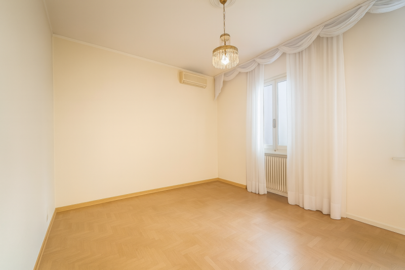 In un contesto tranquillo e riservato, circondata dal verde e da un’ampia area scoperta, VILLA D’...