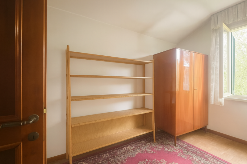 In un contesto tranquillo e riservato, circondata dal verde e da un’ampia area scoperta, VILLA D’...