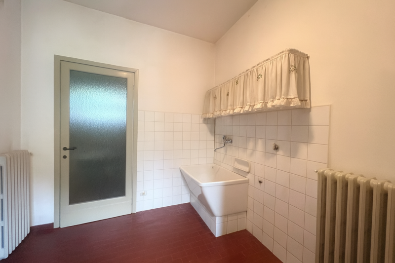 In un contesto tranquillo e riservato, circondata dal verde e da un’ampia area scoperta, VILLA D’...