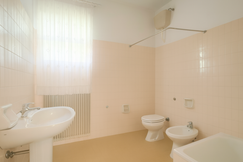 In un contesto tranquillo e riservato, circondata dal verde e da un’ampia area scoperta, VILLA D’...