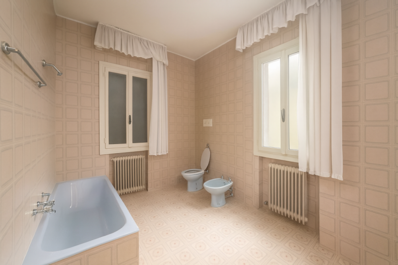 In un contesto tranquillo e riservato, circondata dal verde e da un’ampia area scoperta, VILLA D’...