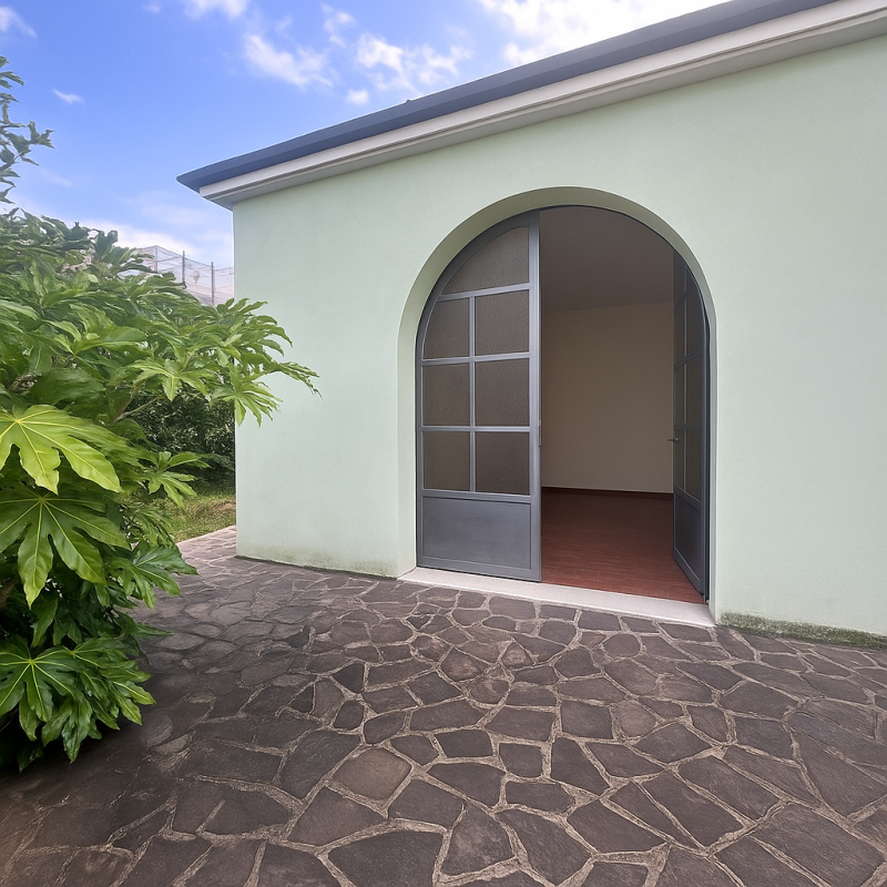 In un contesto tranquillo e riservato, circondata dal verde e da un’ampia area scoperta, VILLA D’...