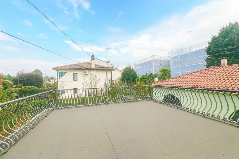 In un contesto tranquillo e riservato, circondata dal verde e da un’ampia area scoperta, VILLA D’...