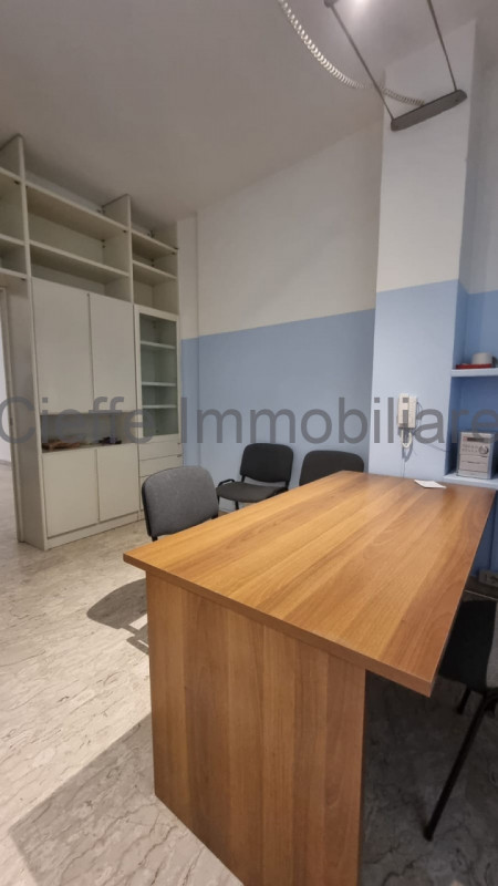 Scopri questo affascinante ufficio situato nel cuore del Centro Storico di Padova, un'area ricca ...