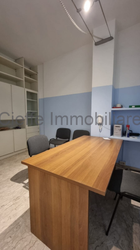 Scopri questo affascinante ufficio situato nel cuore del Centro Storico di Padova, un'area ricca ...