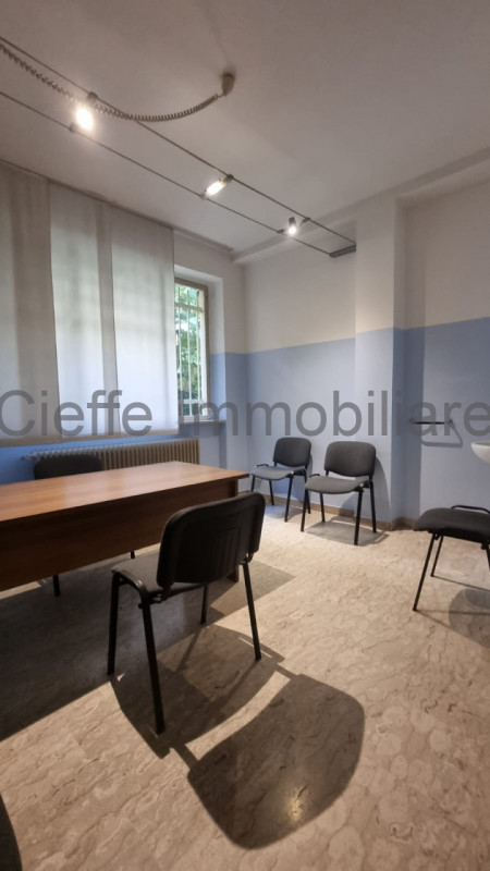 Scopri questo affascinante ufficio situato nel cuore del Centro Storico di Padova, un'area ricca ...