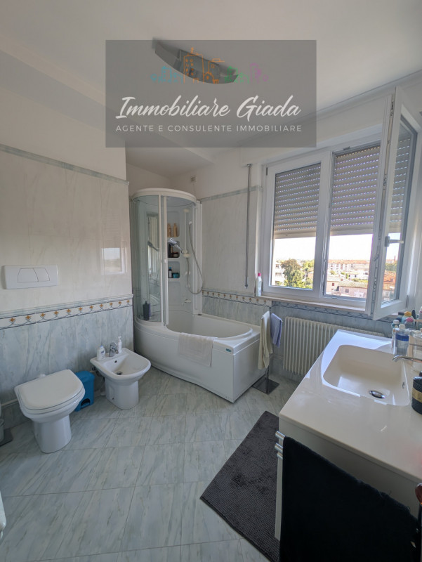 Scopri questo splendido appartamento trilocale in vendita nel centro di Vittorio Veneto, situato ...