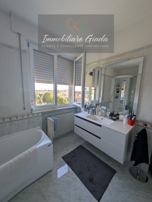 Scopri questo splendido appartamento trilocale in vendita nel centro di Vittorio Veneto, situato ...