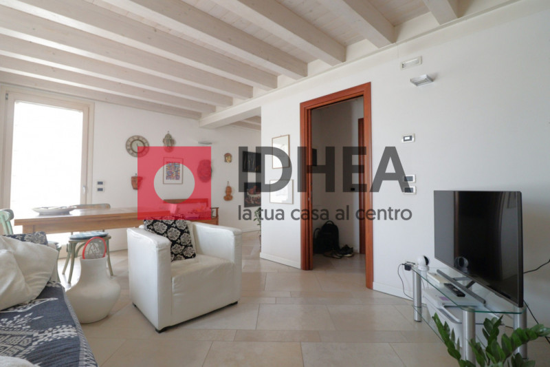 VILLORBA (TREVISO)
RIF:"FRV1"

L'agenzia IDHEA di Villorba propone in vendita un elegante apparta...