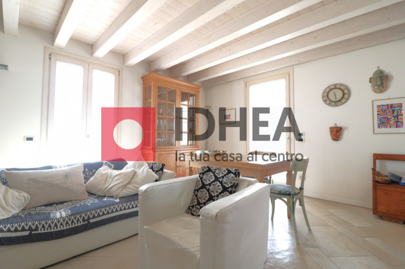 VILLORBA (TREVISO)
RIF:"FRV1"

L'agenzia IDHEA di Villorba propone in vendita un elegante apparta...