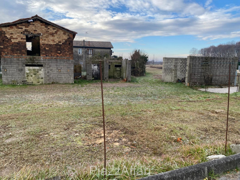 Fabbricati da demolire con capacità edificatoria di mc 600 da sviluppare su mq 3000 di terreno. 
...