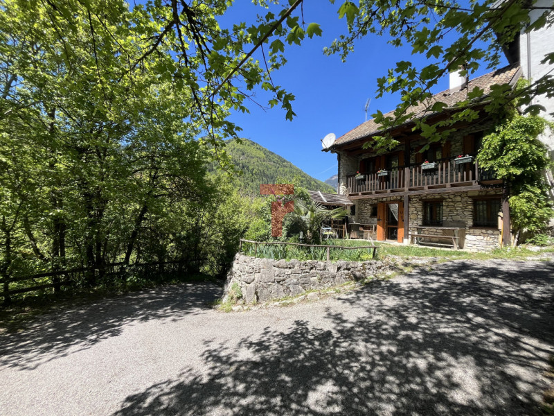 Nel suggestivo contesto montano di Lamon, in provincia di Belluno, proponiamo in vendita una cara...