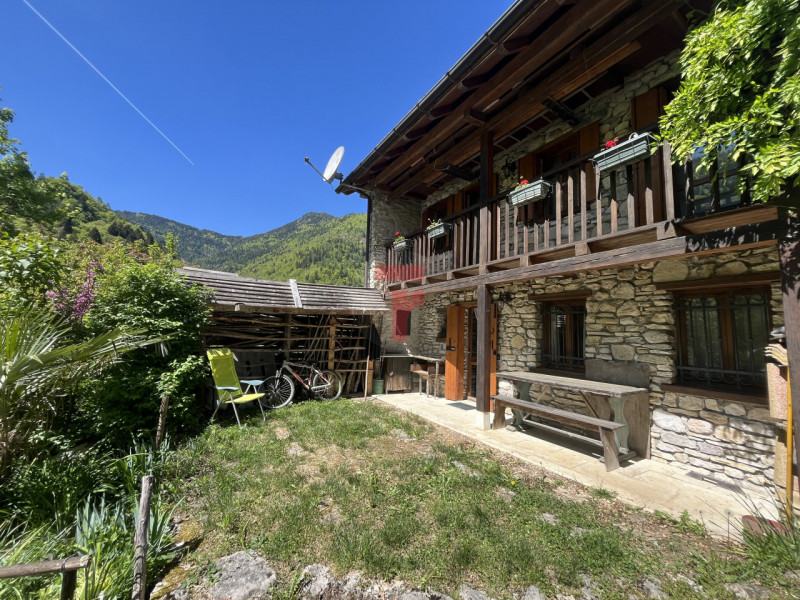 Nel suggestivo contesto montano di Lamon, in provincia di Belluno, proponiamo in vendita una cara...