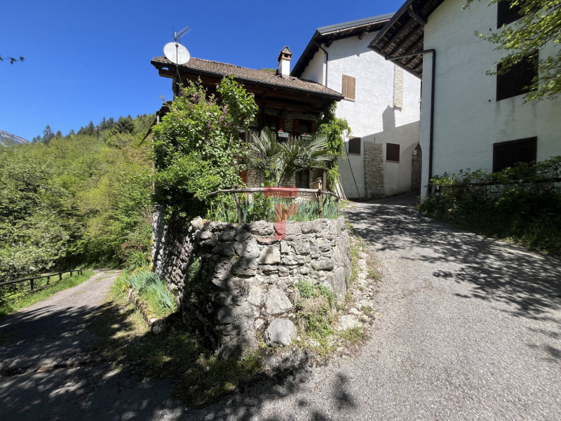 Nel suggestivo contesto montano di Lamon, in provincia di Belluno, proponiamo in vendita una cara...