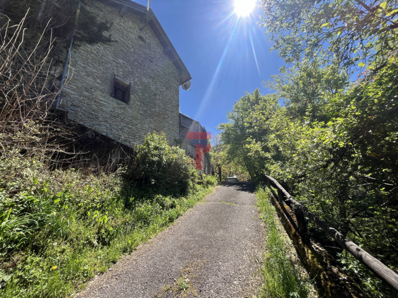 Nel suggestivo contesto montano di Lamon, in provincia di Belluno, proponiamo in vendita una cara...