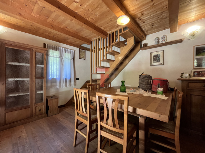 Nel suggestivo contesto montano di Lamon, in provincia di Belluno, proponiamo in vendita una cara...