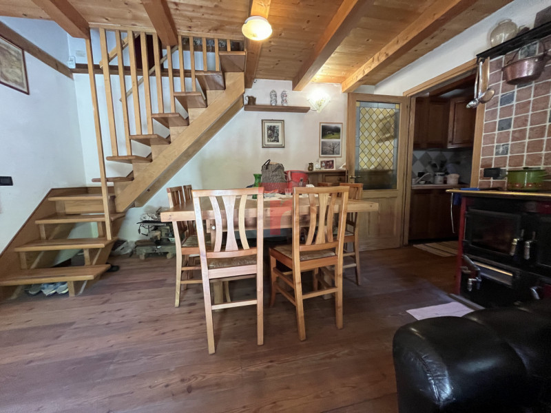 Nel suggestivo contesto montano di Lamon, in provincia di Belluno, proponiamo in vendita una cara...