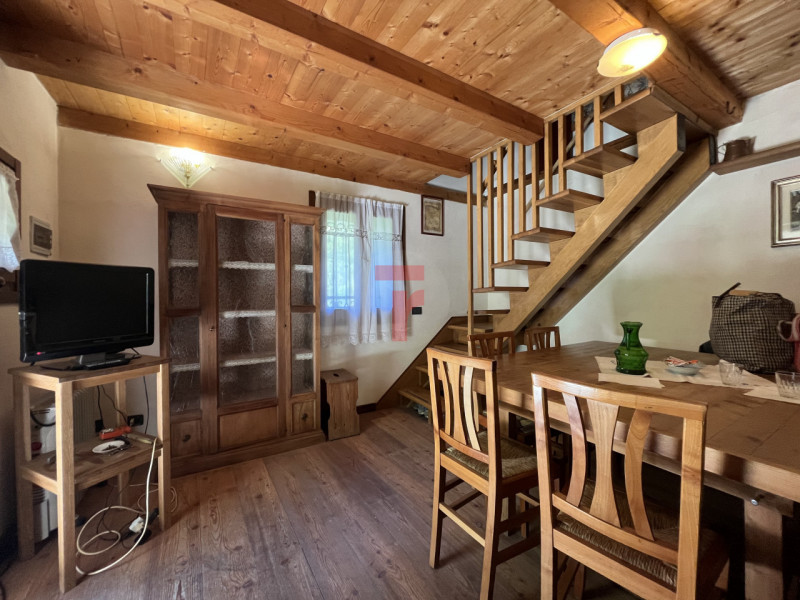 Nel suggestivo contesto montano di Lamon, in provincia di Belluno, proponiamo in vendita una cara...