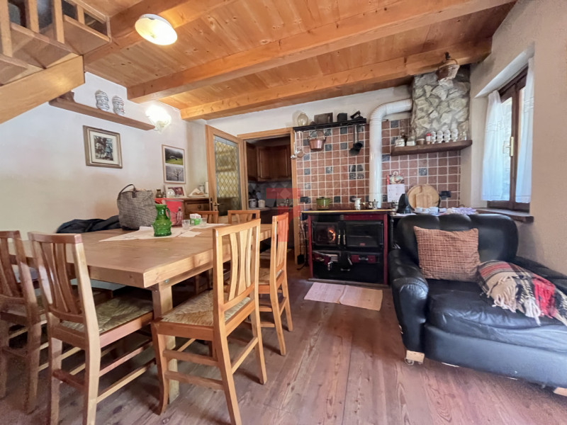 Nel suggestivo contesto montano di Lamon, in provincia di Belluno, proponiamo in vendita una cara...