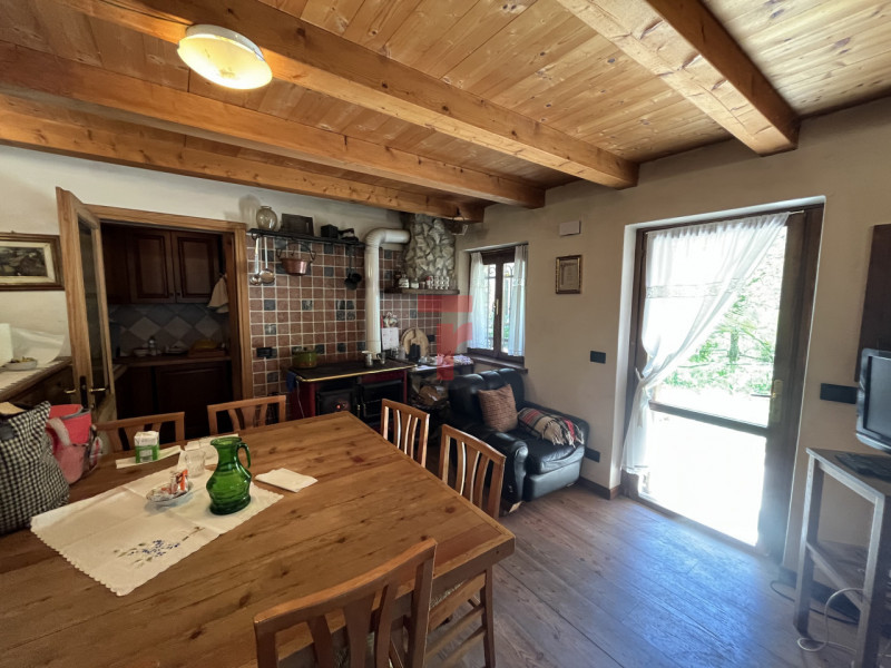 Nel suggestivo contesto montano di Lamon, in provincia di Belluno, proponiamo in vendita una cara...