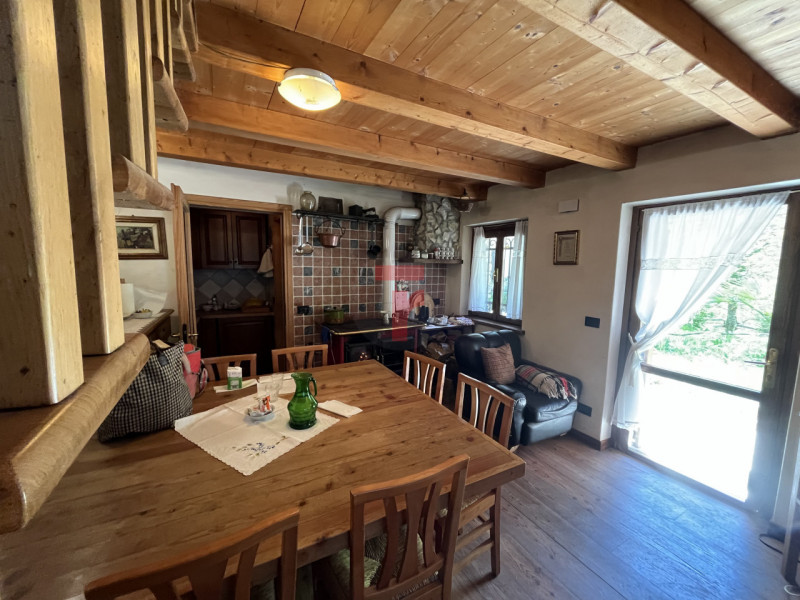 Nel suggestivo contesto montano di Lamon, in provincia di Belluno, proponiamo in vendita una cara...