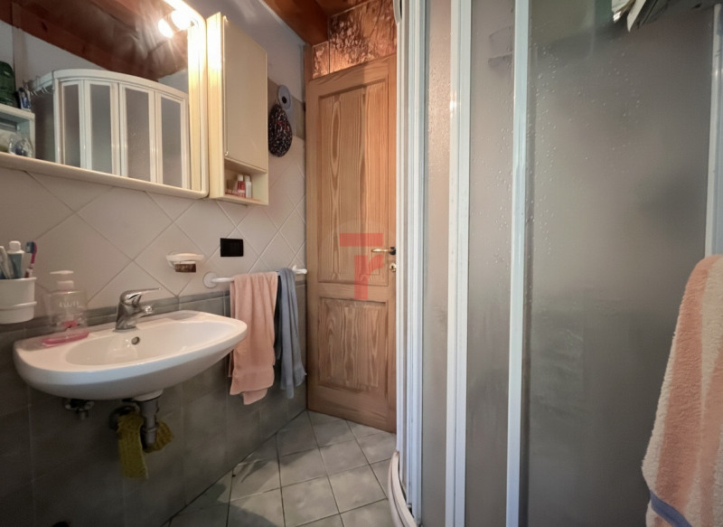 Nel suggestivo contesto montano di Lamon, in provincia di Belluno, proponiamo in vendita una cara...