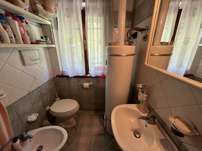 Nel suggestivo contesto montano di Lamon, in provincia di Belluno, proponiamo in vendita una cara...