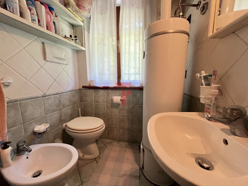 Nel suggestivo contesto montano di Lamon, in provincia di Belluno, proponiamo in vendita una cara...