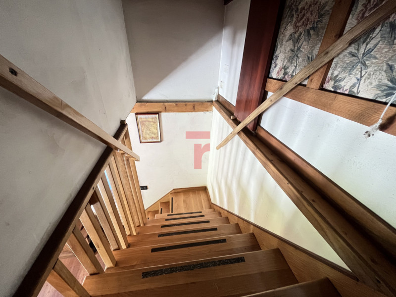 Nel suggestivo contesto montano di Lamon, in provincia di Belluno, proponiamo in vendita una cara...