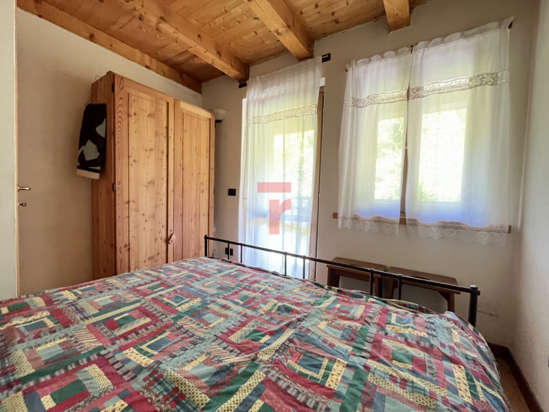 Nel suggestivo contesto montano di Lamon, in provincia di Belluno, proponiamo in vendita una cara...