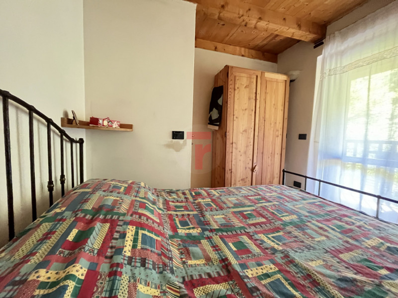 Nel suggestivo contesto montano di Lamon, in provincia di Belluno, proponiamo in vendita una cara...