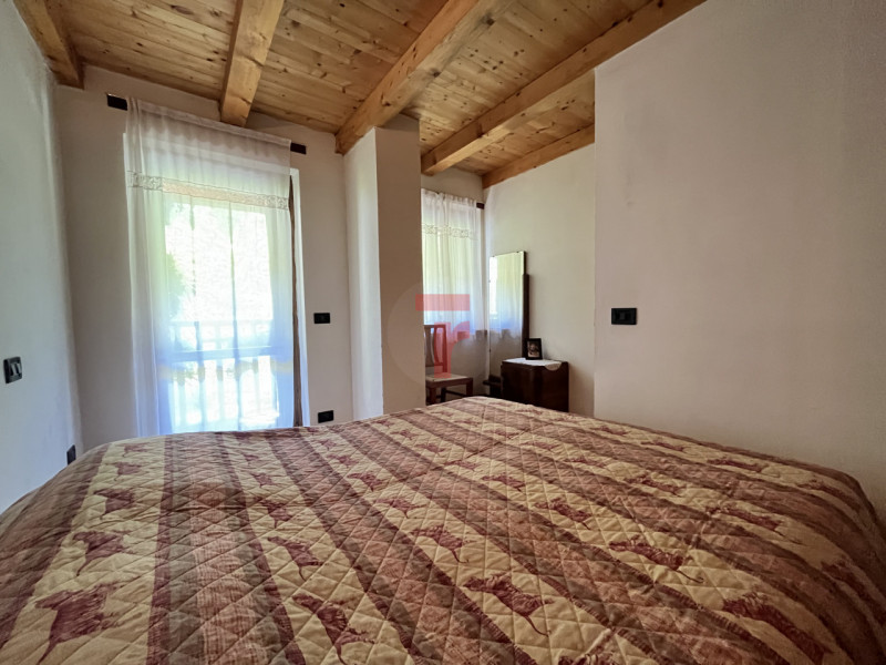 Nel suggestivo contesto montano di Lamon, in provincia di Belluno, proponiamo in vendita una cara...