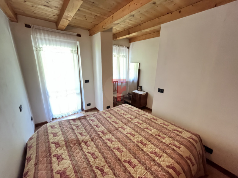 Nel suggestivo contesto montano di Lamon, in provincia di Belluno, proponiamo in vendita una cara...