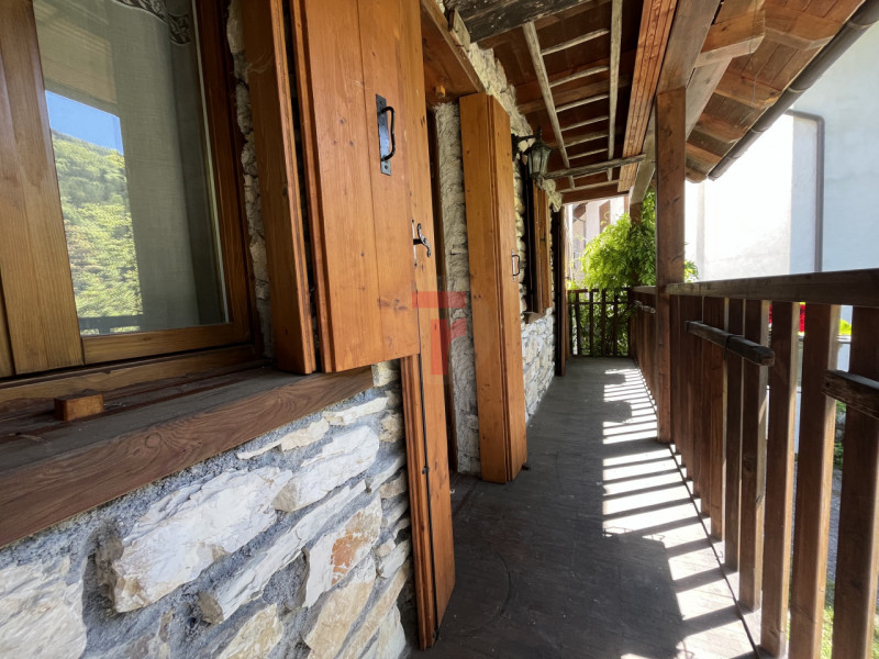 Nel suggestivo contesto montano di Lamon, in provincia di Belluno, proponiamo in vendita una cara...