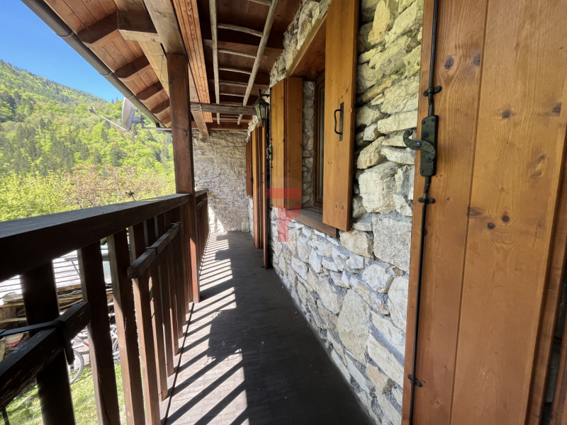 Nel suggestivo contesto montano di Lamon, in provincia di Belluno, proponiamo in vendita una cara...