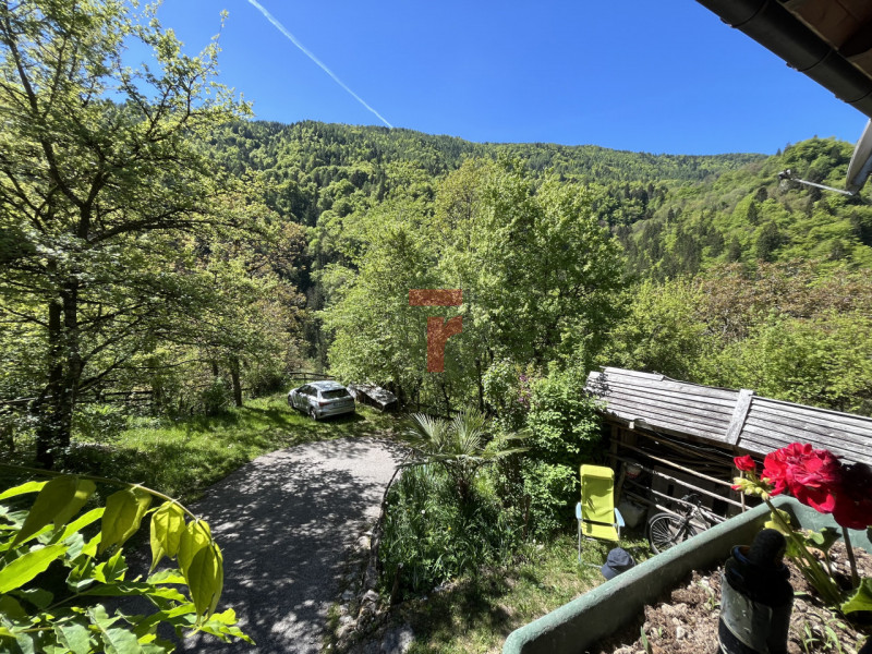 Nel suggestivo contesto montano di Lamon, in provincia di Belluno, proponiamo in vendita una cara...