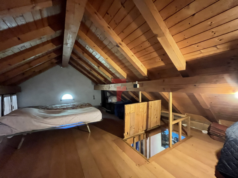 Nel suggestivo contesto montano di Lamon, in provincia di Belluno, proponiamo in vendita una cara...