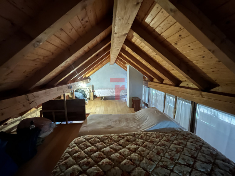 Nel suggestivo contesto montano di Lamon, in provincia di Belluno, proponiamo in vendita una cara...