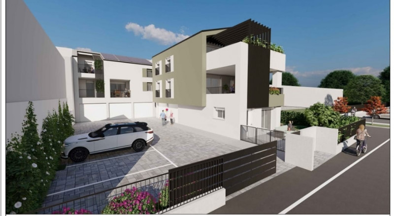 Proponiamo in vendita uno splendido appartamento quadrilocale situato al piano terra di un condom...